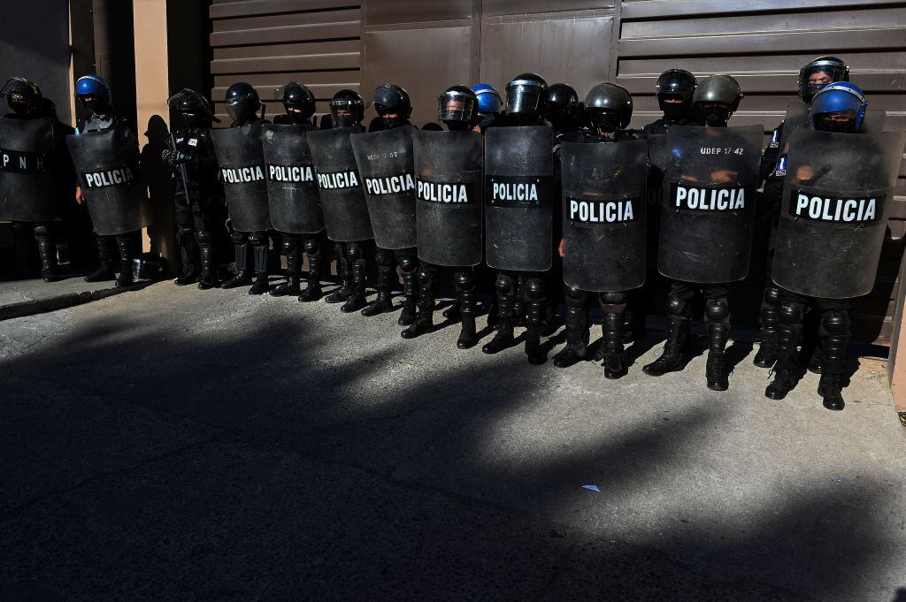 Policía custodia los accesos al palacio de tribunales en Tegucigalpa
