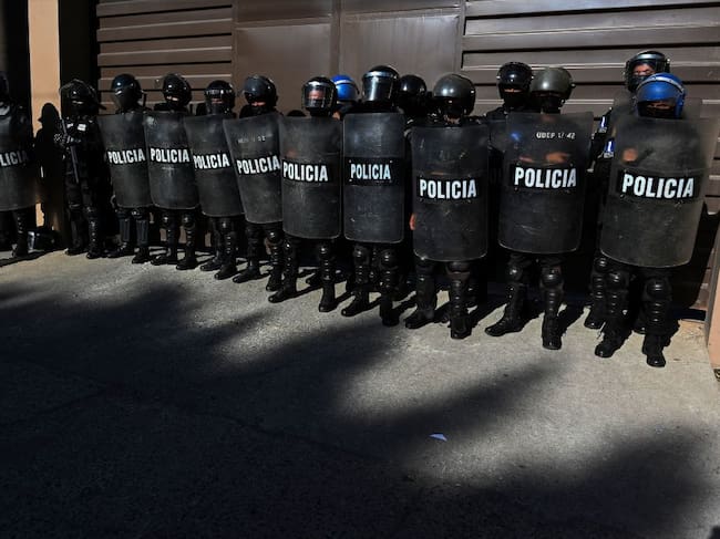 Policía custodia los accesos al palacio de tribunales en Tegucigalpa