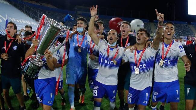 10 de Febrero del 2021/SANTIAGOUniversidad Católica Campeon jugadores celebran el campeonato ,durante el partido valido por la Trigésima tercera fecha del Campeonato Nacional AFP PlanVital 2020, entre Universidad Católica vs Union La Calera, disputado en el Estadio San Carlos de Apoquindo.
FOTO:FRANCISCO LONGA/AGENCIAUNO