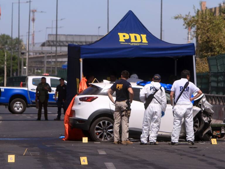 PDI investiga asesinato de cuatro personas en balacera contra auto en La Granja: se encontraron cerca de 20 proyectiles
