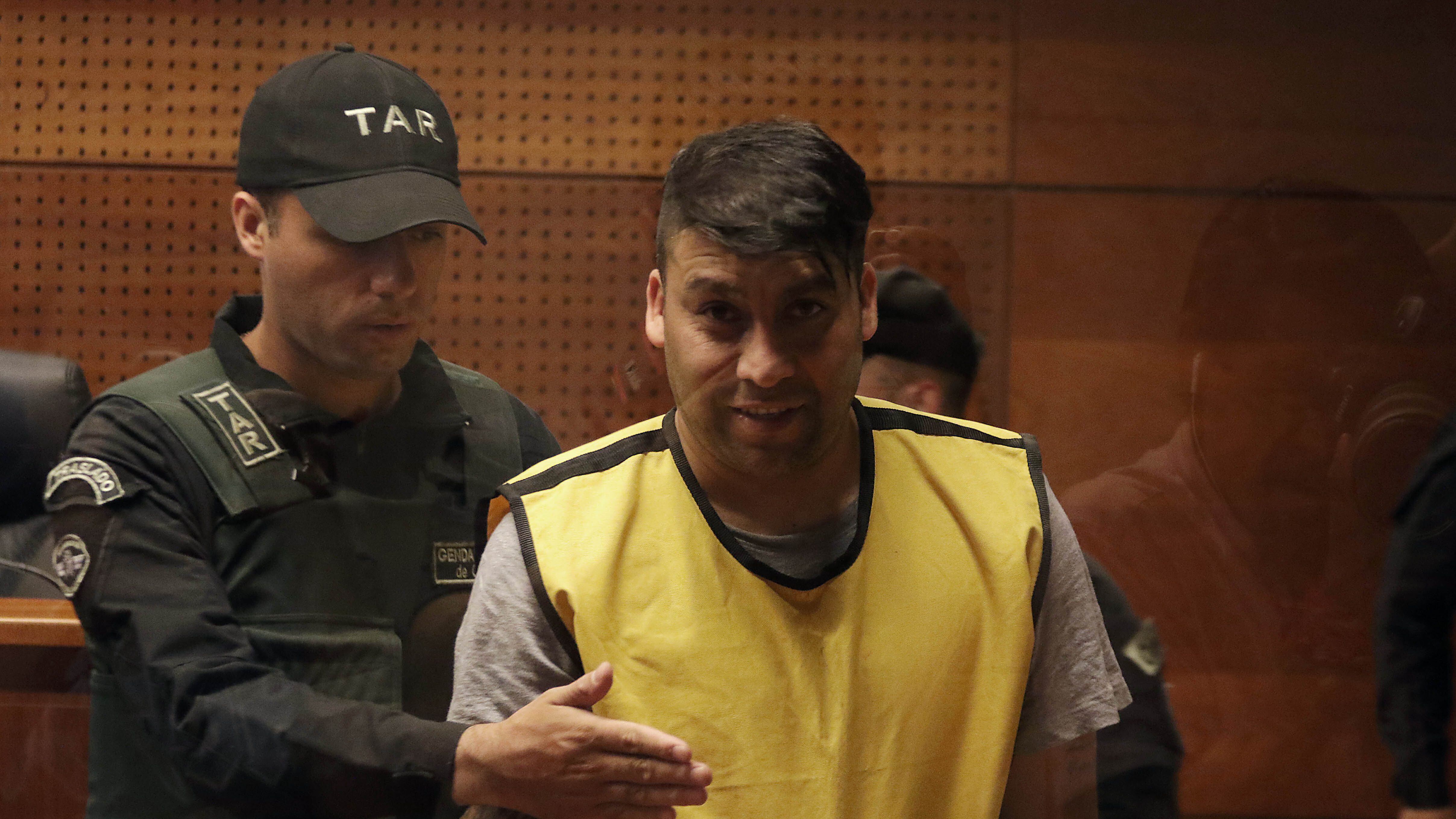 07 de Febrero de 2020/SANTIAGOEl imputado (c) sonre a las cmaras presentes, durante la formalizacin en el Centro de Justicia del ex futbolista Luis Nuez, quien permanec prfugo por el delito de homicidio
FOTO: FRANCISCO CASTILLO/AGENCIAUNO