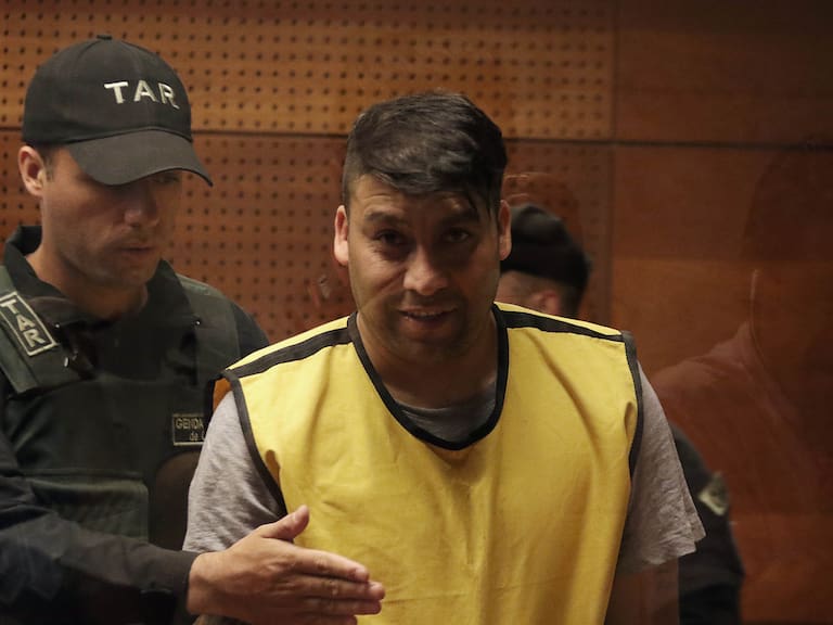 07 de Febrero de 2020/SANTIAGOEl imputado (c) sonre a las cmaras presentes, durante la formalizacin en el Centro de Justicia del ex futbolista Luis Nuez, quien permanec prfugo por el delito de homicidio
FOTO: FRANCISCO CASTILLO/AGENCIAUNO