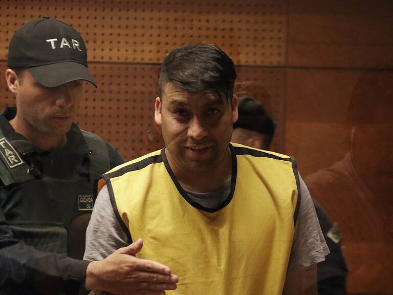 07 de Febrero de 2020/SANTIAGOEl imputado (c) sonre a las cmaras presentes, durante la formalizacin en el Centro de Justicia del ex futbolista Luis Nuez, quien permanec prfugo por el delito de homicidio
FOTO: FRANCISCO CASTILLO/AGENCIAUNO