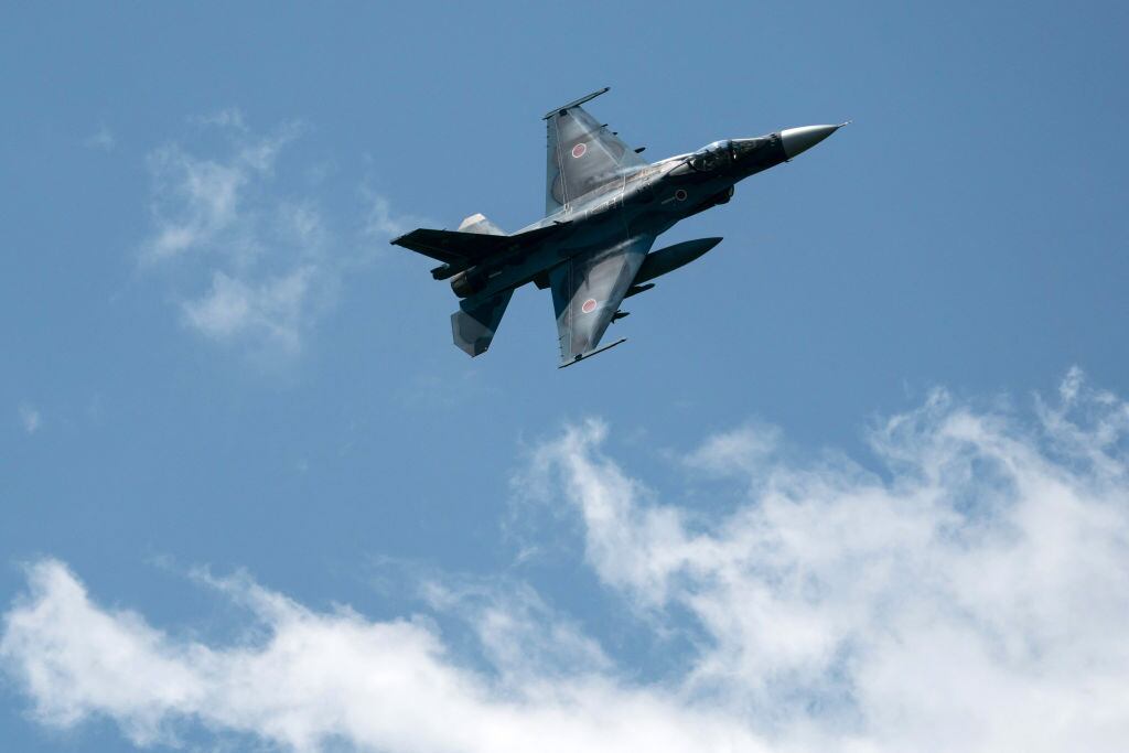 Un caza de combate F-2 de Japón participa de unos ejercicios militares en el área de la ciudad de Gotenba.