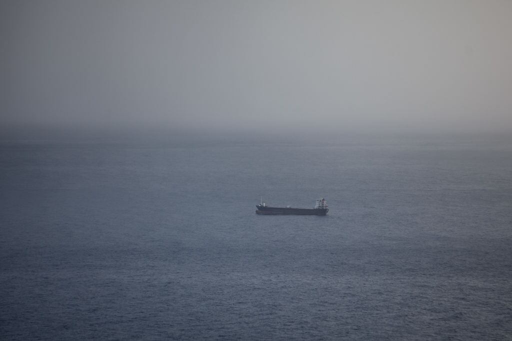 Barco carguero que tenía como destino el puerto de Haifa en Israel, fue amenazado por los Hutíes en el Mar Rojo para que se acercara a la costa de Yemen.