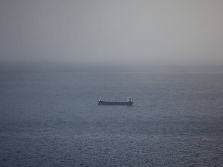 Barco carguero que tenía como destino el puerto de Haifa en Israel, fue amenazado por los Hutíes en el Mar Rojo para que se acercara a la costa de Yemen.
