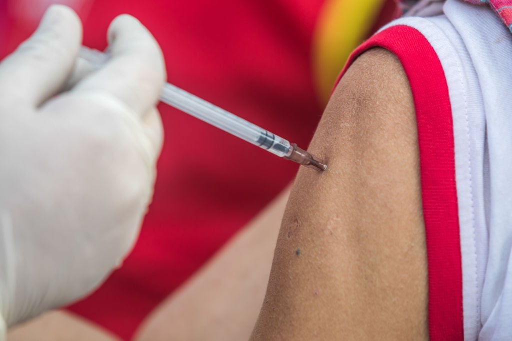 Trabajadora de la salud aplica una dosis de la vacuna anticovid Janssen