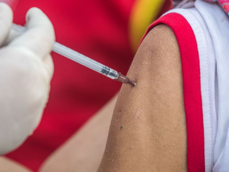 Trabajadora de la salud aplica una dosis de la vacuna anticovid Janssen