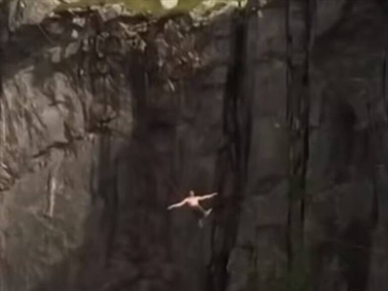 Hombre perdió el equilibrio al intentar cruzar por una cuerda a más de mil metros de altura