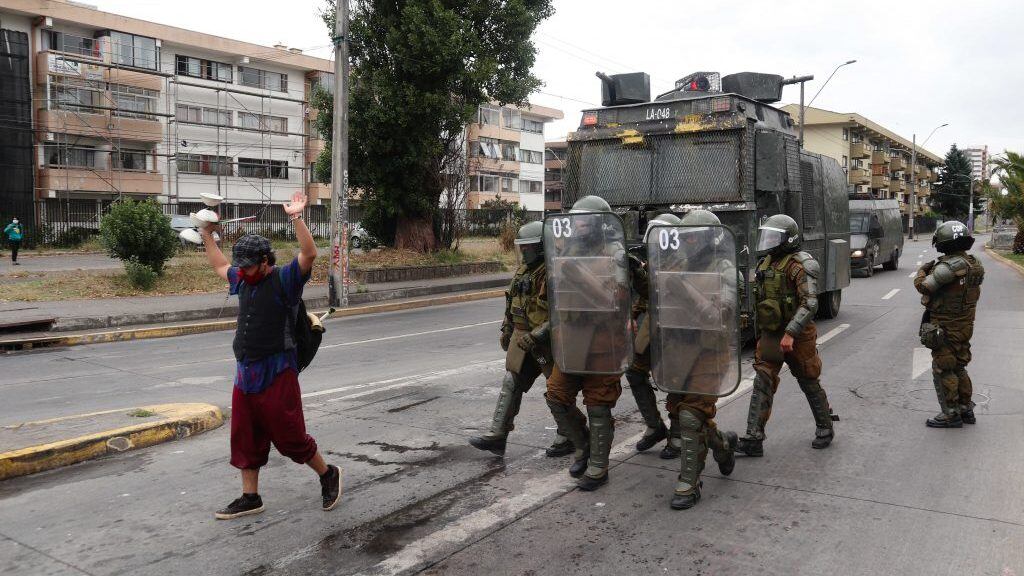 06 de Febrero de 2021 / CONCEPCION
Artista callejero levanta sus brazos en señal de paz, frente a funcionarios de las fuerzas especiales de Carabineros de Chile, en manifestacion por la muerte de joven malabarista baleado por funcionarios de Carabineros de Chile en la localidad de Panguipulli, durante el estado de catastrofe de la pandemia covid-19
FOTO: RODRIGO GAJARDO / AGENCIAUNO