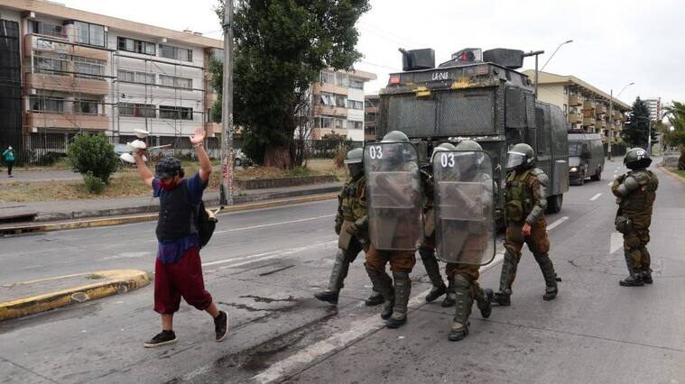 06 de Febrero de 2021 / CONCEPCION
Artista callejero levanta sus brazos en señal de paz, frente a funcionarios de las fuerzas especiales de Carabineros de Chile, en manifestacion por la muerte de joven malabarista baleado por funcionarios de Carabineros de Chile en la localidad de Panguipulli, durante el estado de catastrofe de la pandemia covid-19
FOTO: RODRIGO GAJARDO / AGENCIAUNO