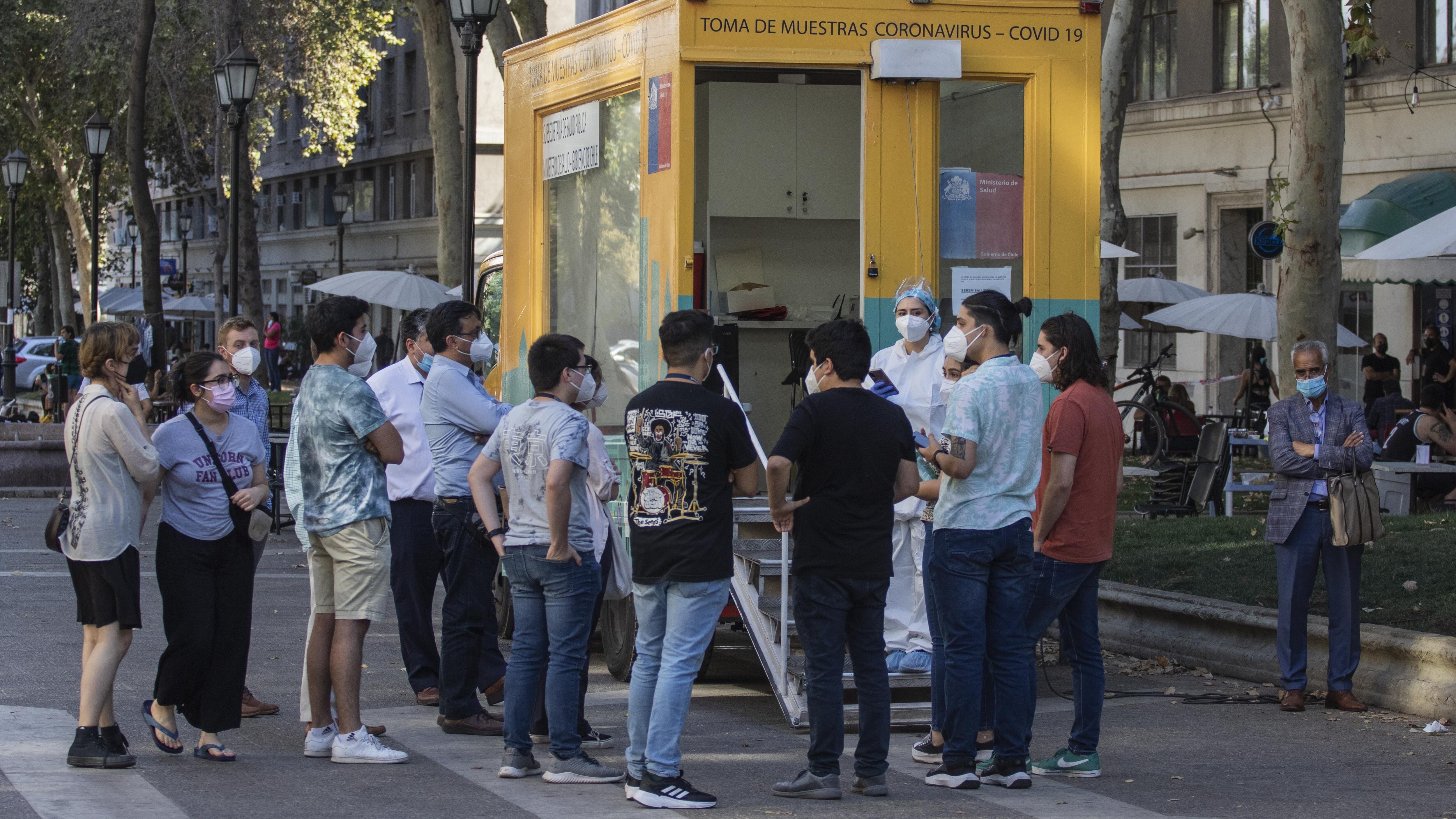 03 de Febrero de 2022 / SANTIAGO
Operativo de busqueda activa Covid en Paseo Bulnes.
FOTO: LUIS FELIPE ARAYA/ AGENCIA UNO