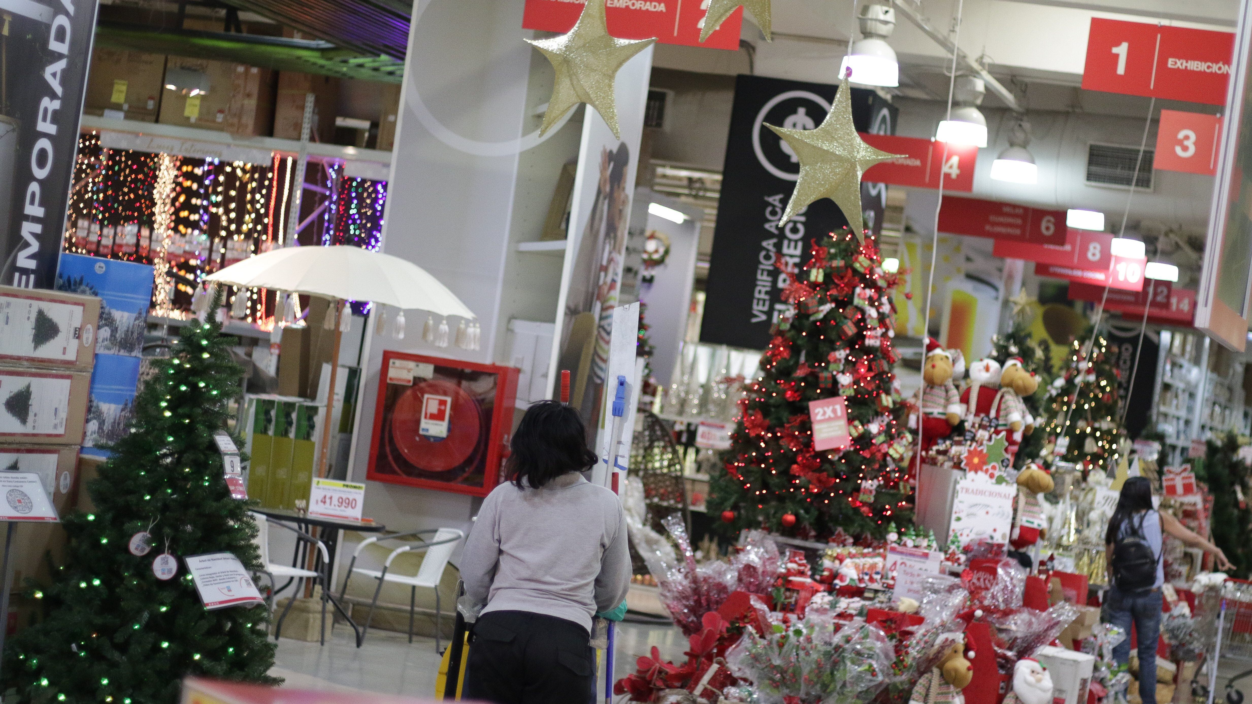 09 de noviembre de 2020/SANTIAGO El ministro de Economía, Fomento y Turismo, visitó el Costanera Center e hizo un llamado anticipar compras navideñas para evitar aglomeraciones en tiendas producto de la pandemia. Además, se anunció la modificación del aforo para este tipo recintos ubicados en comunas en paso 4. En la imagen una tienda vende artículos navideños
FOTO: FRANCISCO CASTILLO/AGENCIAUNO