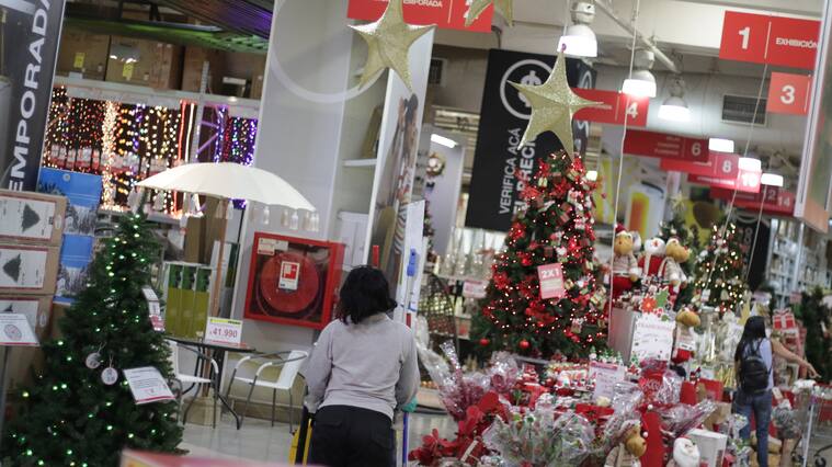 09 de noviembre de 2020/SANTIAGO El ministro de Economía, Fomento y Turismo, visitó el Costanera Center e hizo un llamado anticipar compras navideñas para evitar aglomeraciones en tiendas producto de la pandemia. Además, se anunció la modificación del aforo para este tipo recintos ubicados en comunas en paso 4. En la imagen una tienda vende artículos navideños
FOTO: FRANCISCO CASTILLO/AGENCIAUNO