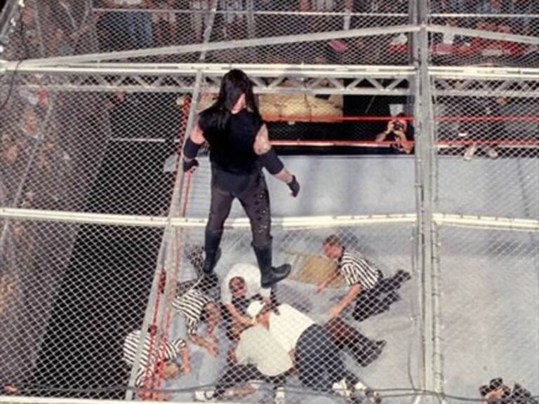 Se cumplen 20 años de la emblemática Hell in a Cell entre Undertaker y Mankind