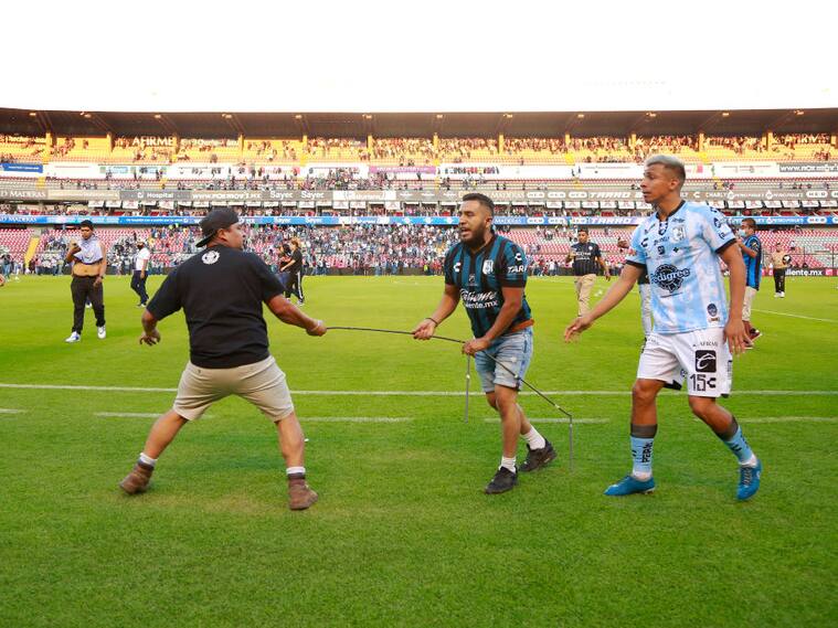 Barristas de Querétaro y Atlas se enfrentan en la cancha del estadio La Corregidora