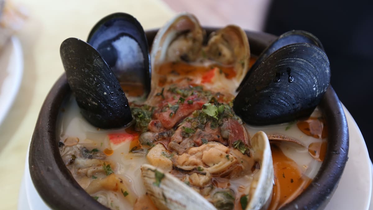 Orgullo chileno: tres clásicos de nuestra cocina marina entre los 100 más icónicos del mundo