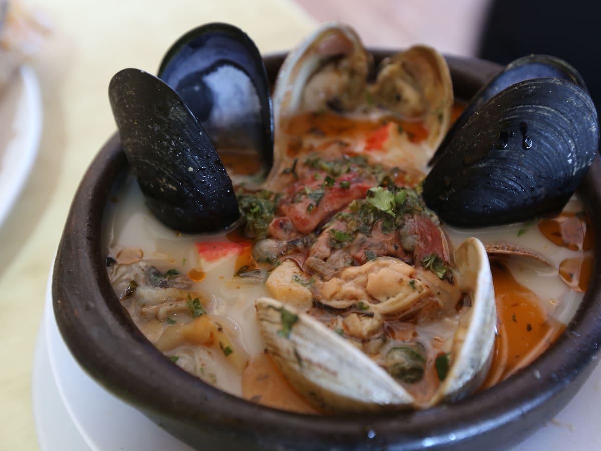 Orgullo chileno: tres clásicos de nuestra cocina marina entre los 100 más icónicos del mundo