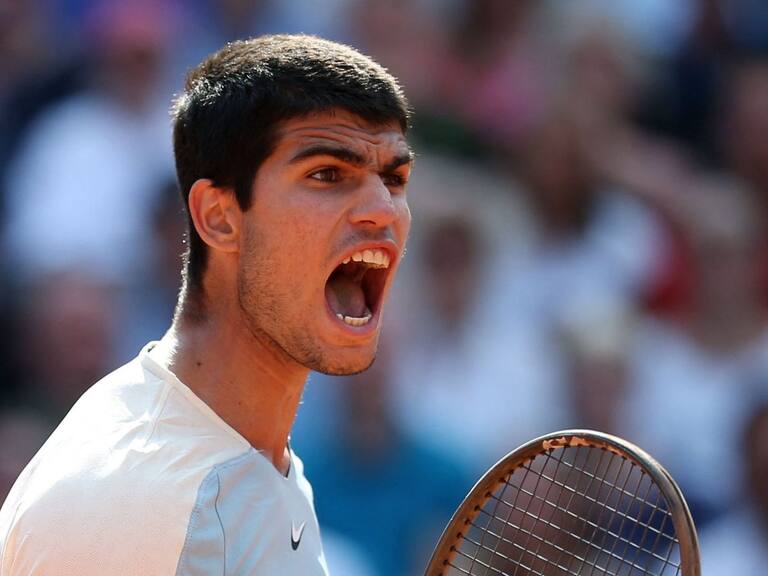 Carlos Alcaraz pasó por encima de Stefanos Tsitsipas y se verá las caras ante Novak Djokovic en la semis de Roland Garros