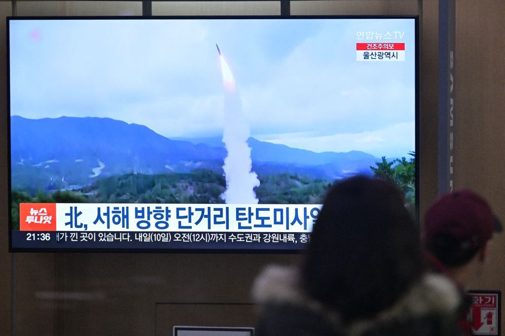 Personas en Seúl ven noticias del lanzamiento de misiles de Corea del Norte
