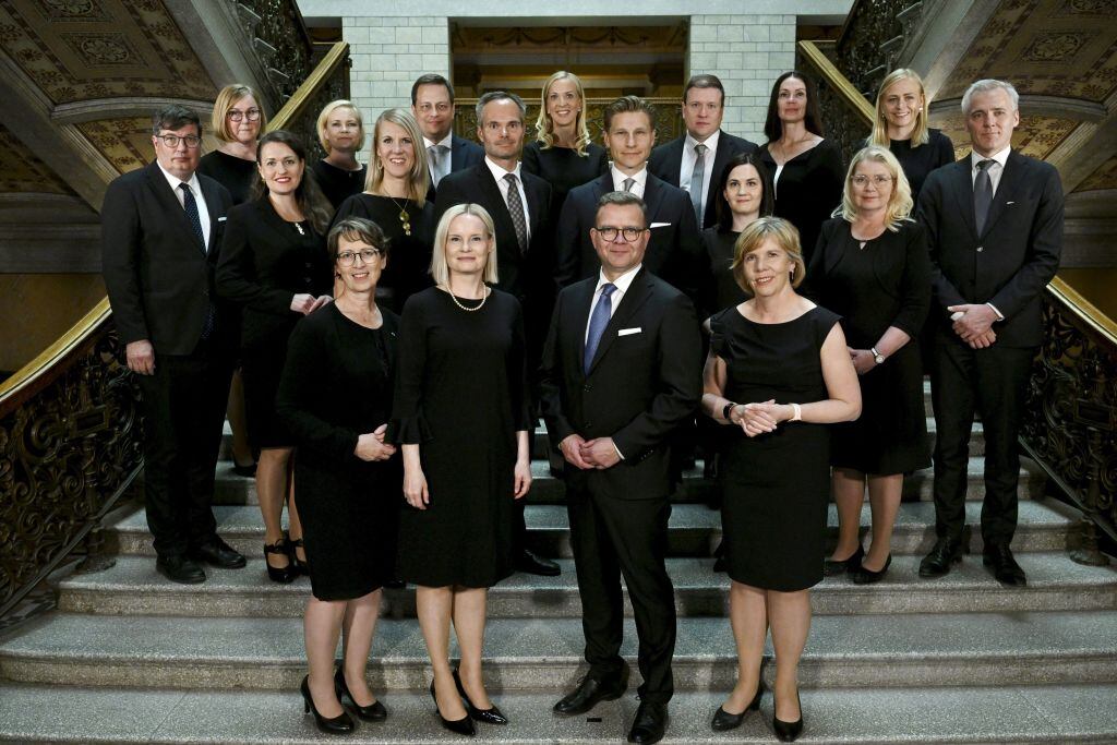 El nuevo gabinete del gobierno de Finlandia liderado por el primer ministro Petteri Orpo