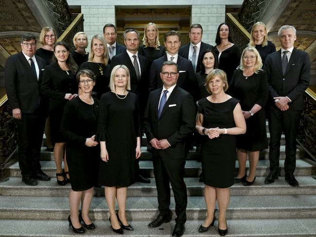 El nuevo gabinete del gobierno de Finlandia liderado por el primer ministro Petteri Orpo