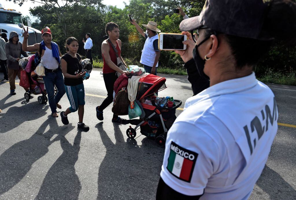 Agente de migración registra el avance de una caravana en México