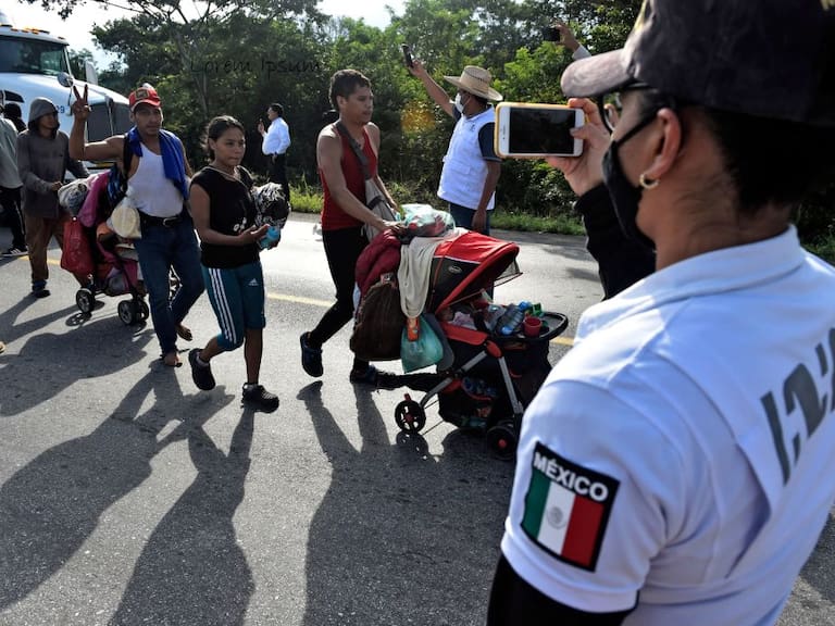 Agente de migración registra el avance de una caravana en México