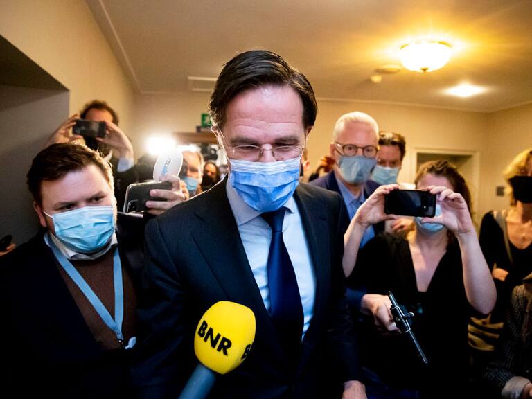 El primer ministro holandés Mark Rutte enfrenta a los medios