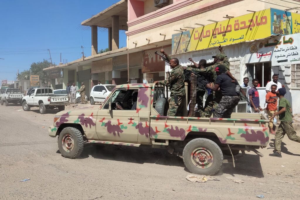 Militares de Sudán avanzan sobre una camioneta por las calles de Gedaref, en medio del conflicto armado interno en ese país africano.
