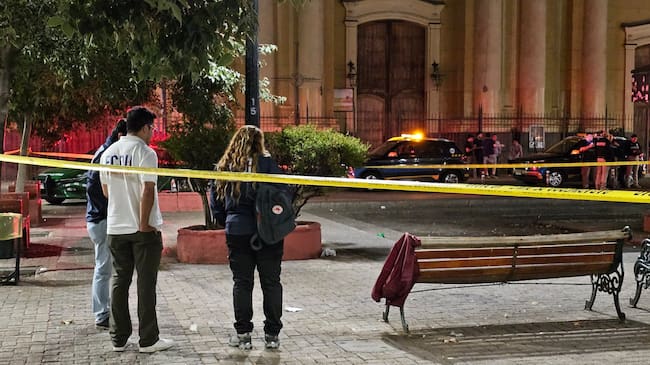 Balacera en pleno centro de Santiago deja un muerto y tres heridos cerca del Metro Santa Ana