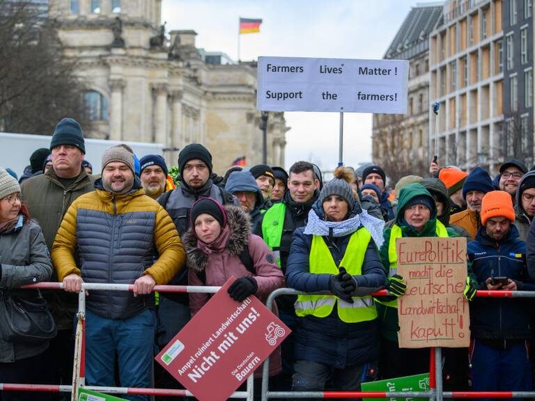 Agricultores y sus tractores llegaron hasta las cercanías del parlamento federal de Alemania, en rechazo a las políticas económicas anunciadas por el gobierno.
