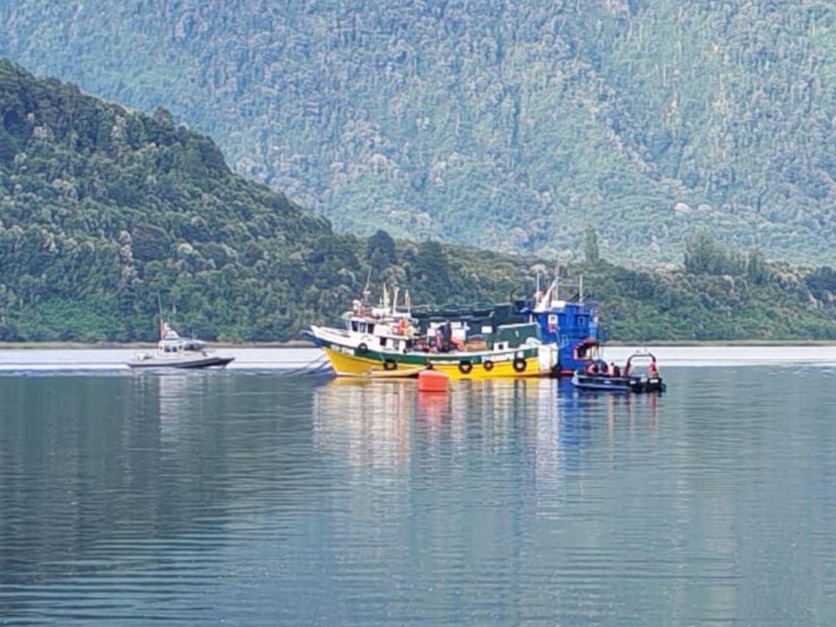 Dos sobrevivientes y un fallecido: sigue búsqueda de 5 tripulantes desaparecidos tras naufragio en Estuario de Reloncaví