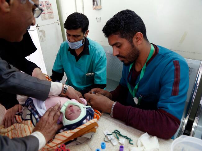 Médicos asisten a un bebé con problemas de alimentación en Yemen