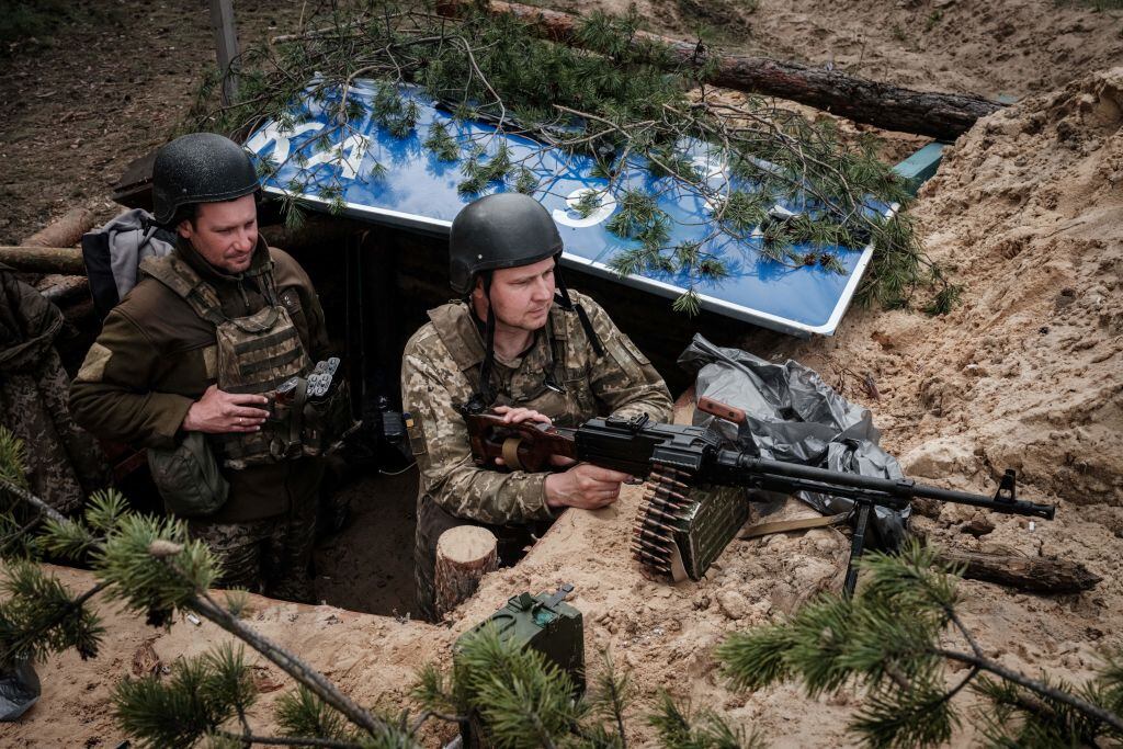 Soldados de Ucrania mantienen una trinchera a las afueras de Kiev