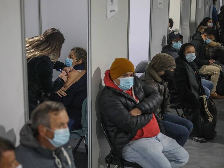 Ministerio de Salud anuncia descenso en los rezagados de la vacuna del coronavirus ante bloqueo del pase de movilidad