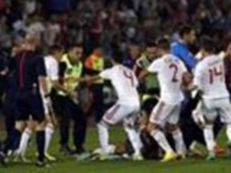 Pelea entre jugadores obligó a suspender el duelo de Serbia y Albania, camino a la Eurocopa 2016
