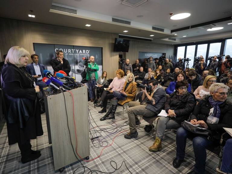 La comisaria europea de DDHH Dunja Mijatovic habla ante los medios