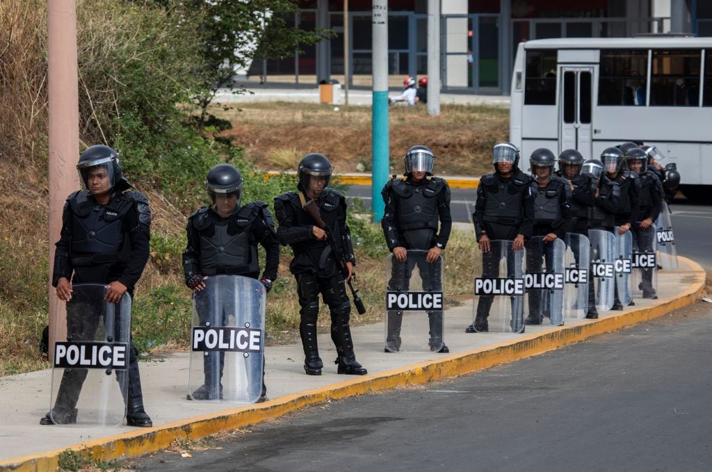 Policías custodian las calles de las ciudades de Nicaragua