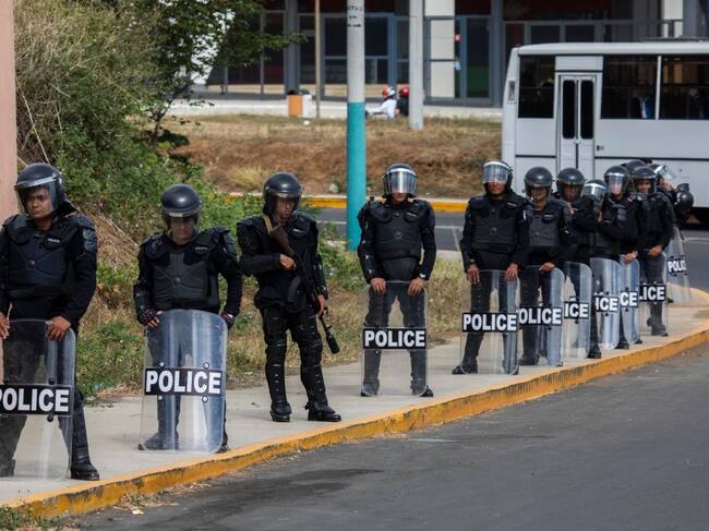 Policías custodian las calles de las ciudades de Nicaragua