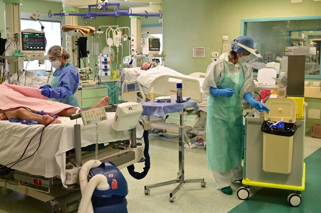 Trabajadores de la salud cuidan a pacientes del Covid-19 en Italia