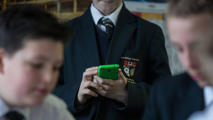 Experta en educación y proyecto que busca prohibir uso de celulares en colegios: “Están diseñados para generar adicción”