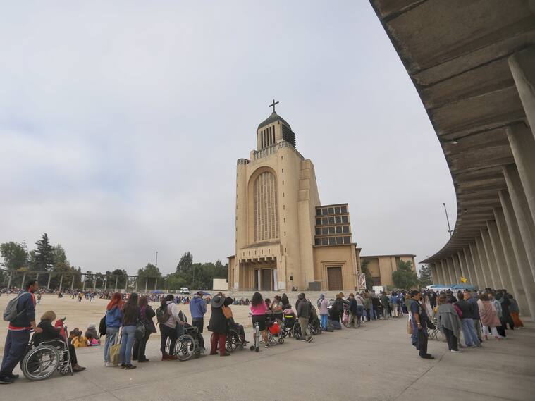 Masiva convocatoria: miles de personas llegan a Maipú para visitar a la “sanadora de Rosario”