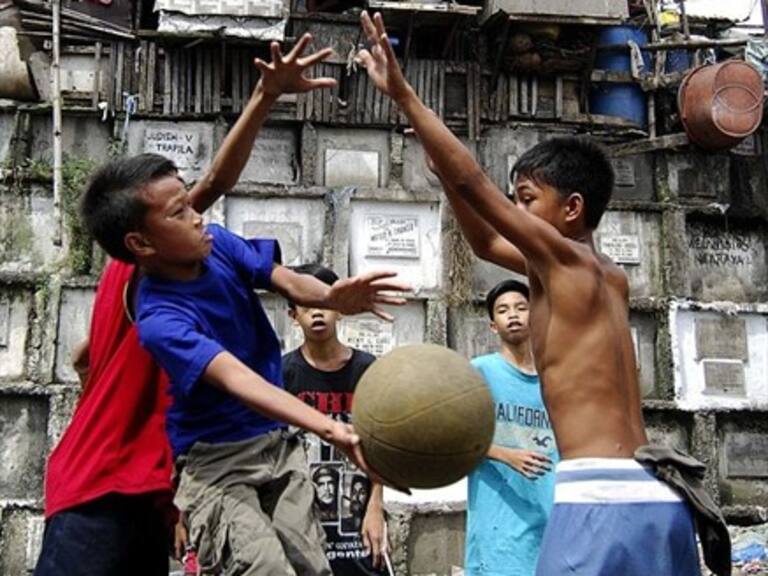 Cientos de filipinos viven en el cementerio más importante de Manila
