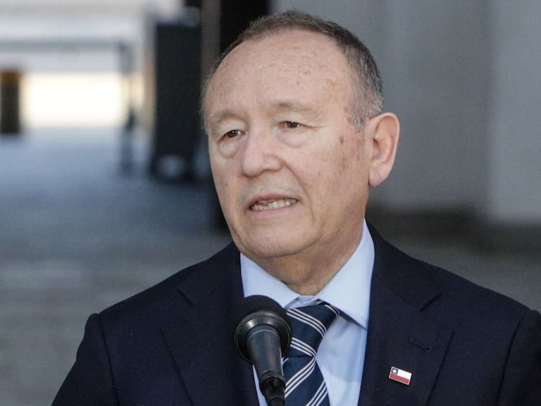 13 DE FEBRERO 2026 / SANTIAGO
El futuro ministro secretario general de la presidencia, José García Ruminot habla con la prensa al finalizar la reunión con la actual ministra, Macarena Lobos, para el traspaso de información del cargo ante el cambio de mando del gobierno.
FOTO: LUKAS SOLIS / AGENCIAUNO