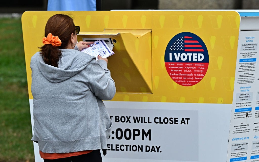 Elecciones Estados Unidos 2024: así es el viaje de tu voto por correo desde que lo entregas en la oficina hasta el recuento