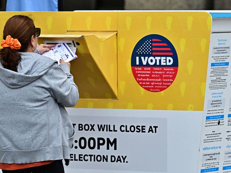 Elecciones Estados Unidos 2024: así es el viaje de tu voto por correo desde que lo entregas en la oficina hasta el recuento