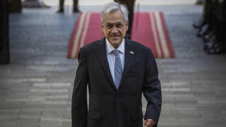 27 de enero del 2020/SANTIAGOEl presidente de la Republica, Sebastian Piñera, camina por el Patio de los Cañones, del Palacio de la Moneda, tras recibir los honores de la Guardia de Palacio.
FOTO: SEBASTIAN BELTRAN GAETE/AGENCIAUNO