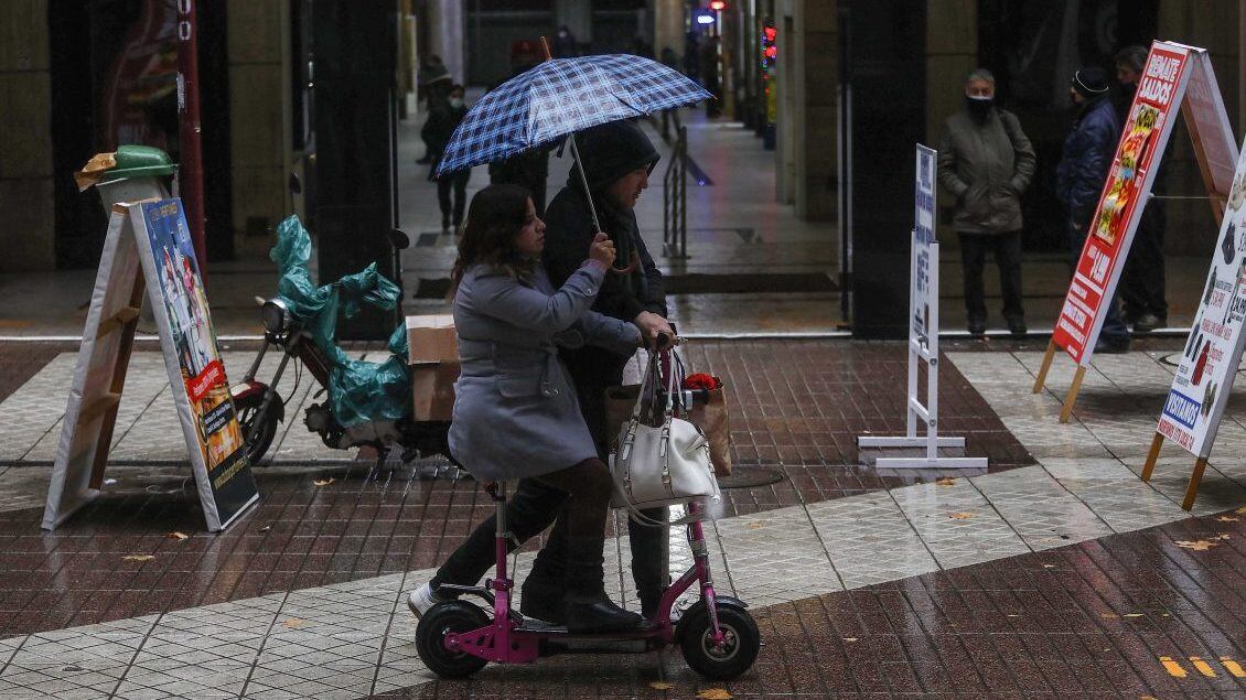 3 de junio del 2022/SANTIAGOLlueve en gran parte de la capital, y se pronostica lluvia en gran parte de la tarde.
FOTO: SEBASTIAN BELTRAN GAETE/AGENCIAUNO