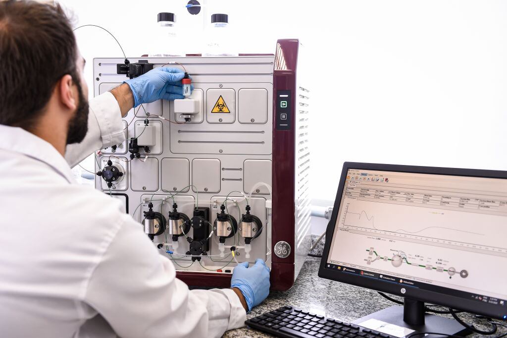 Un científico realiza estudios para una vacuna del Covid-19 en la Universidad de Mina Gerais